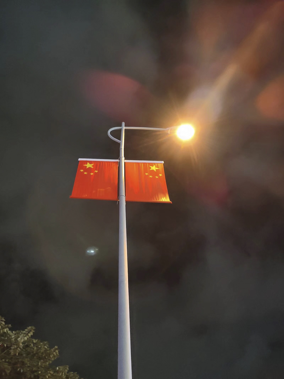 Five-star red flag under the street lamp
